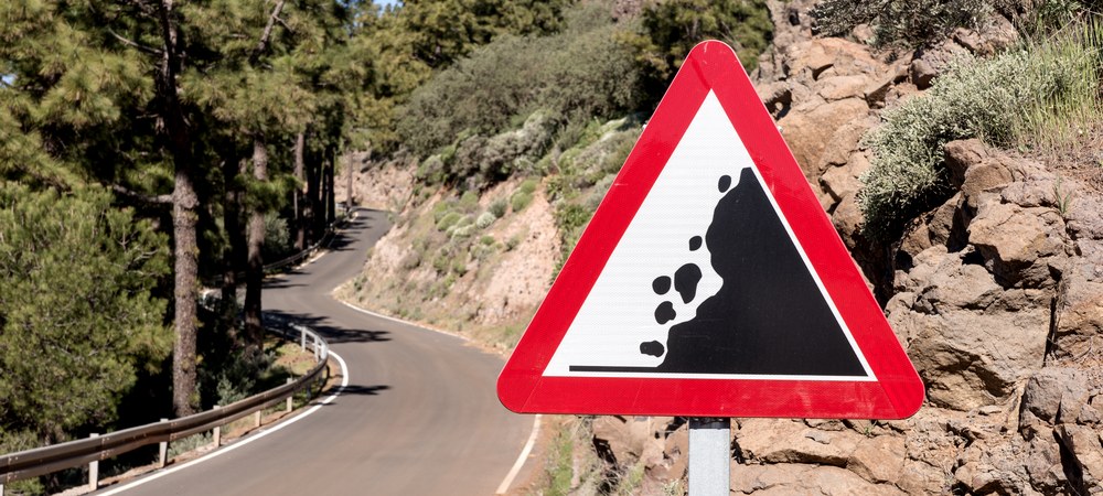Знак предупреждающий о возможном падении камней