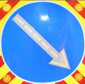 Светодиодный дорожный знак 4.2.1 (4.2.2) на щите 1200х1200), 4 стробоскопа, поворотная стрелка