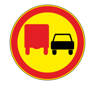 Дорожный знак 3.22 Обгон грузовым автомобилям запрещен (Временный)