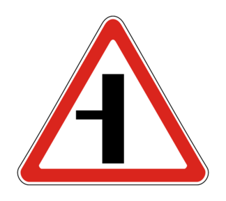 Дорожный знак 2.3.3 Примыкание второстепенной дороги (слева)