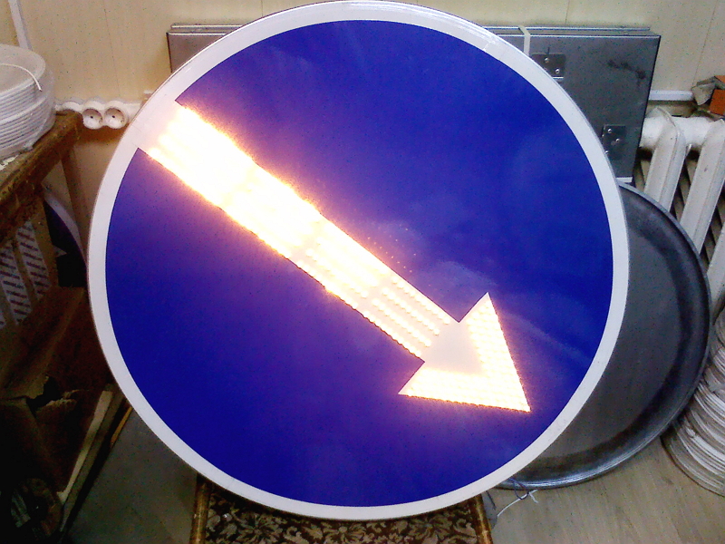 Включенный знак со светодиодными лампочками