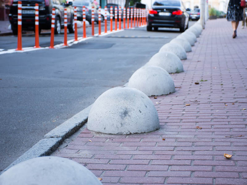 Дорожные бетонные полусферы на тротуаре