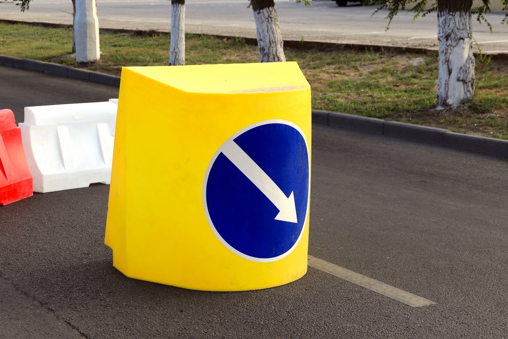 Дорожный пластиковый буфер со знаком