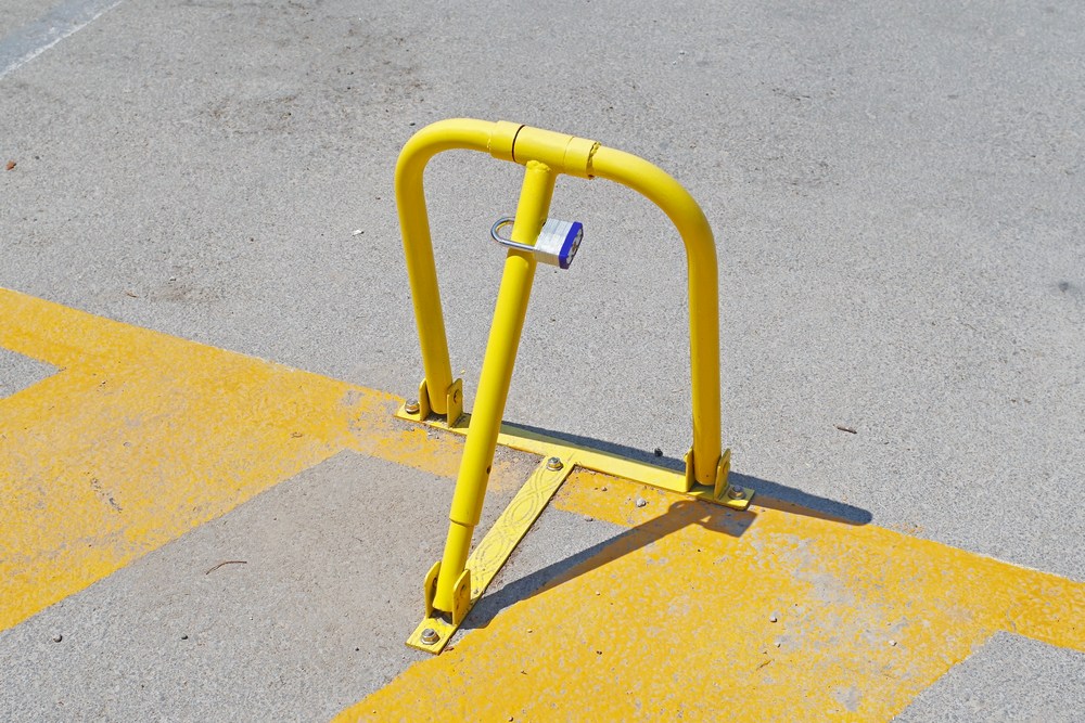 Желтый складной парковочный барьер