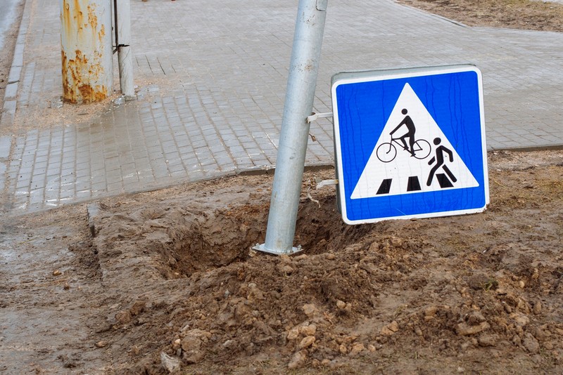 Установка дорожного знака на бетонном фундаменте